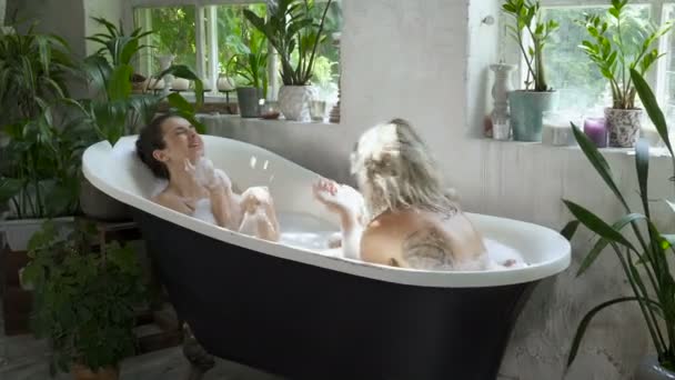 Pareja Mujeres Tomando Baño Juntas Divirtiéndose Riendo — Vídeos de Stock