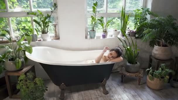 Brunette Femme Couchée Dans Baignoire Avec Mousse Détente — Video