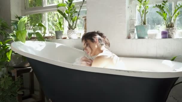 Mujer Morena Relajándose Bañera Con Espuma — Vídeos de Stock