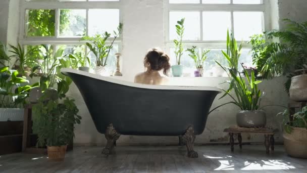 Banyo Yapan Bir Kadın Arkadan Görüntüle — Stok video