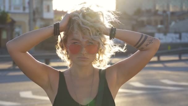 Portret Atrakcyjnej Kręcone Włosy Kobiety Pozowanie Przed Słońcem Ulicy Spowolnienie — Wideo stockowe