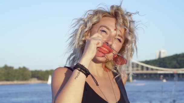 Счастливая Блондинка Солнцезащитных Очках Стоящая Реки Наслаждающаяся Приятным Летним Днем — стоковое видео