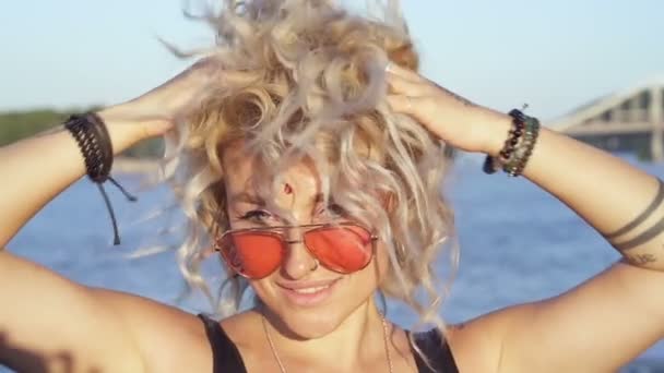 幸福的卷发女人的特写 摇动着她的头发 享受生活 夏天的时间 慢动作 — 图库视频影像
