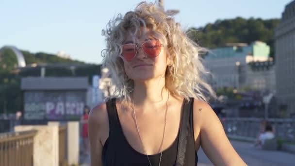 Gelukkige Blonde Vrouw Loopt Promenade Langzame Beweging — Stockvideo