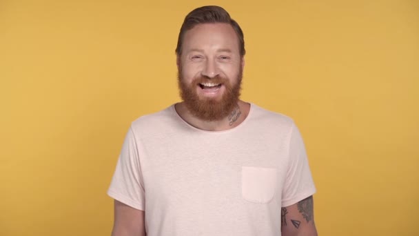 Porträt Eines Lachenden Und Lächelnden Bärtigen Mannes Zeitlupe — Stockvideo