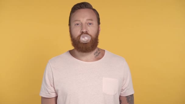 Bearded Man Chewing Blowing Bubble Gum Slowmotion — Stock Video