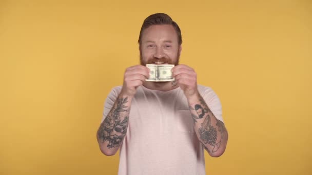 Retrato Del Hombre Barbudo Sonriente Rasgando Billete Dólar Lento — Vídeo de stock