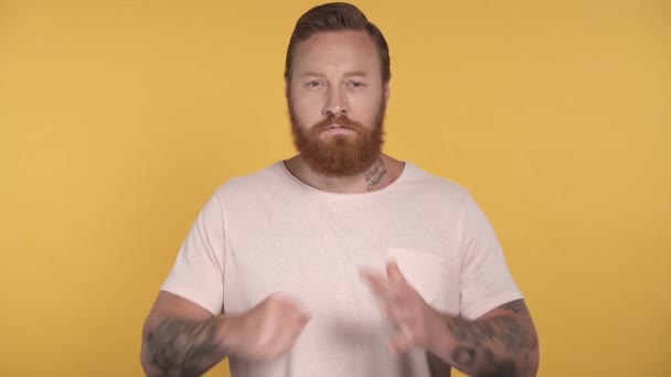 Retrato Hombre Barbudo Mostrando Gesto Puño Golpeando Mano Lento — Vídeo de stock