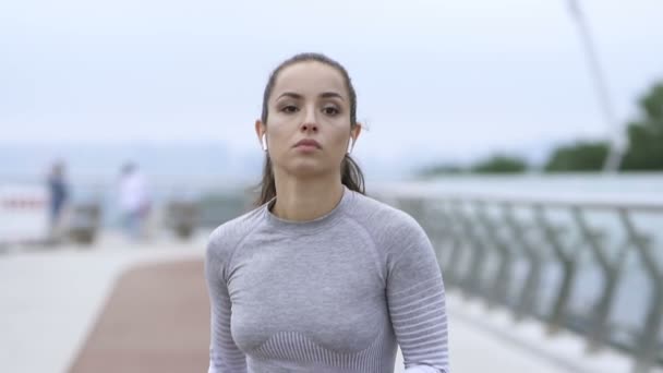 Femme Sportive Avec Écouteurs Commençant Courir Matin Mouvement Lent — Video