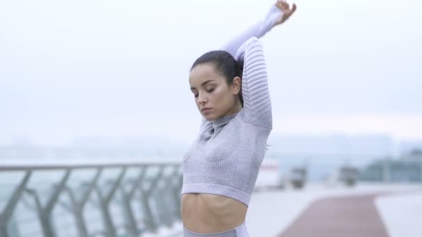 若い女性は朝のジョギングの前にストレッチ スローモーション — ストック動画