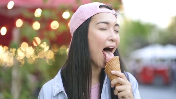 Primer Plano Retrato Mujer Asiática Lamiendo Helado Sonriendo Lento — Vídeos de Stock