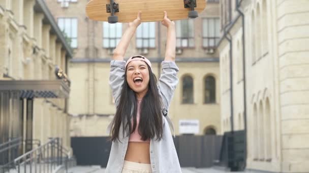 Rolig Kvinna Som Håller Skateboard Hoppar Och Skriker Långsamma Rörelser — Stockvideo