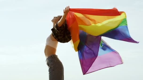 Ung Kvinna Som Håller Upp Regnbågsflaggan Långsamma Rörelser — Stockvideo