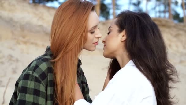 Zwei lesbische Mädels genießen die Natur