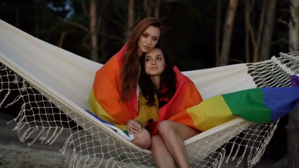 Pareja Femenina Pasando Tiempo Juntos Sentados Hamaca Abrazándose — Vídeos de Stock