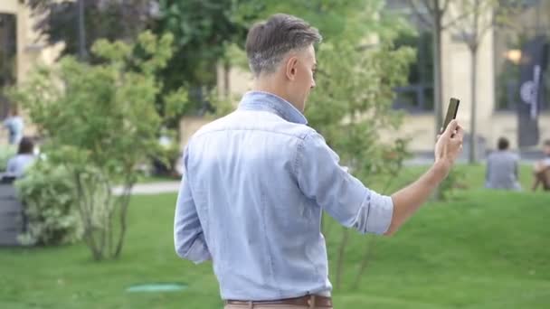 Hombre Adulto Caminando Parque Haciendo Videollamadas Lento — Vídeos de Stock