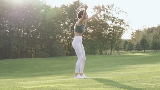 Sportowa Kobieta Rozciągająca Się Ćwicząca Jogę Zewnątrz Spowolnienie — Wideo stockowe