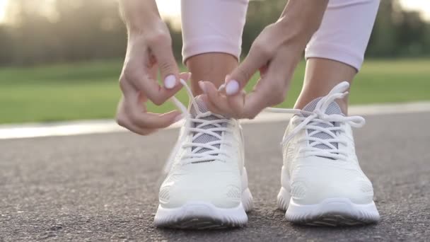 Een Close Vrouw Veters Sneakers Langzame Beweging — Stockvideo