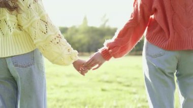 Genç kadın çift el ele tutuşmayı keser. Yavaş çekim.