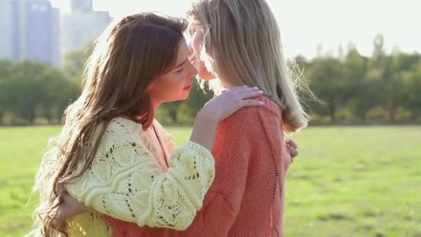 Pareja Femenina Enamorada Abrazándose Aire Libre Lento — Vídeos de Stock