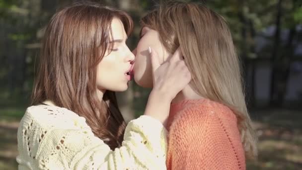 Közelkép Fiatal Barátnőkről Akik Csókolóznak Ölelkeznek Szabadban Lassított Felvétel — Stock videók
