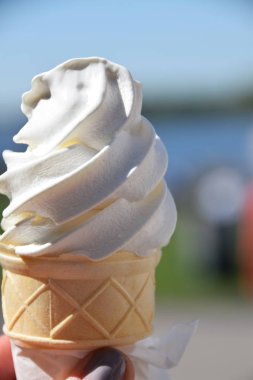 elinize düzenlenen bir gofret vanilyalı dondurma