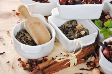 kurutulmuş beyaz seramik kaplar, yeşil çay, meyve çayı, gül çay çay farklı türleri