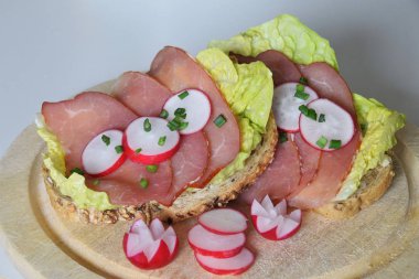 turp dilimleri ile ekmek üzerinde füme jambon ile iki sandviç