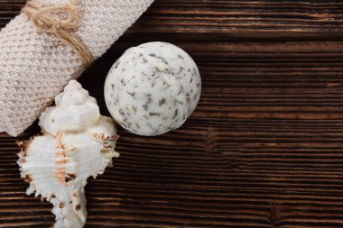 tarak ve bitkisel beyaz banyo top kahverengi bir arka plan üzerinde beyaz havlu için metin için boş alan ile