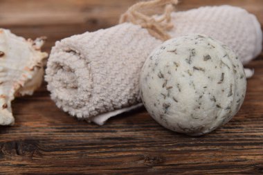 Beyaz banyo top beyaz havlu ve kahverengi bir arka plan üzerine tarak kokulu