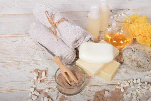 Yüz ve deco, metin için boş alan ile doğal sabunlar ve temiz havlu, ev spa ile orkide için kakao tozu maskesi