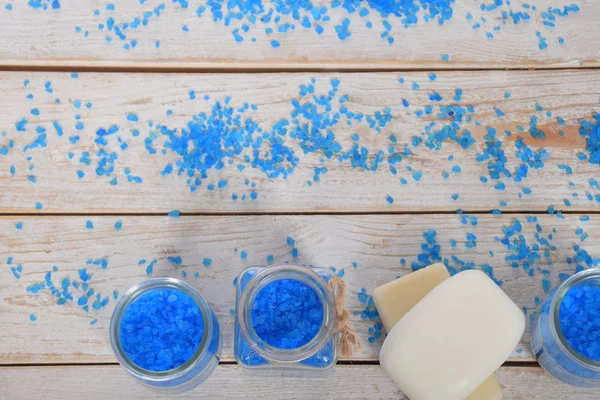 mavi deniz tuz banyosu ile metin için boş alan ile cam kavanozlara doğal sabunlar