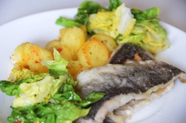kızarmış morina balığı, fırında patates tava, yeşil marul baharatlar ile içinde,