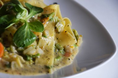 Tagliatelle makarna sebze, krem-herb sosu, domates ile
