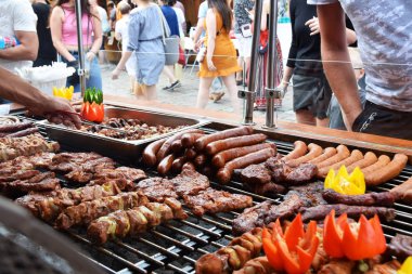 sokakta ızgarada pişmiş şiş