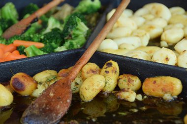 bir piknik taş bir tencerede pişmiş sebze ve patates