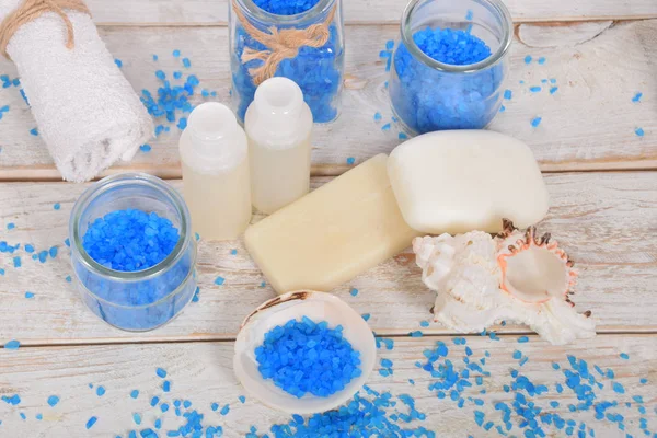 deniz mavi banyo tuzu ile doğal sabun, havlu ve mini şampuanlar