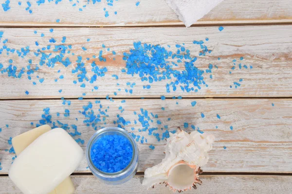 banyo tuzu doğal sabunlar, havlu ve metin için boş alan ile mini şampuan ile mavi deniz hayvanı kabuğu ve deniz