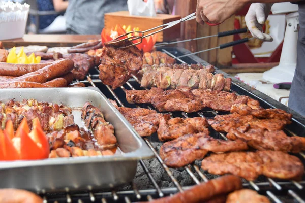 Bistecche Salsiccia Spiedini Alla Griglia Festa Con Peperoni — Foto Stock