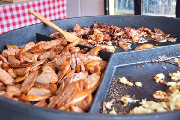 Rebanadas Salchicha Horneada Una Olla Piedra Picnic — Foto de Stock