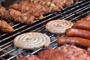 sarılı beyaz sosis ızgara sosis diğer şirket