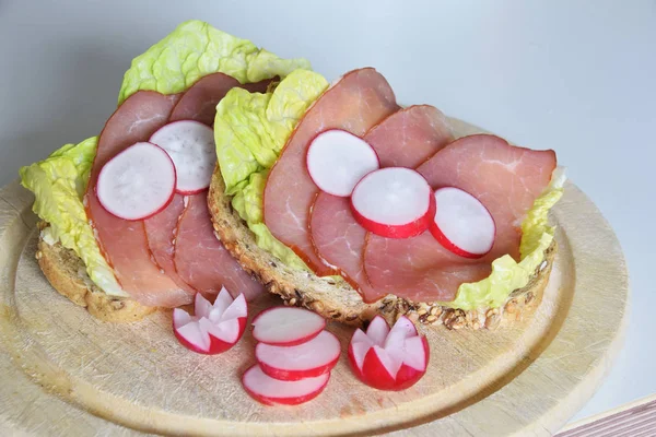 turp dilimleri ile ekmek üzerinde füme jambon ile iki sandviç