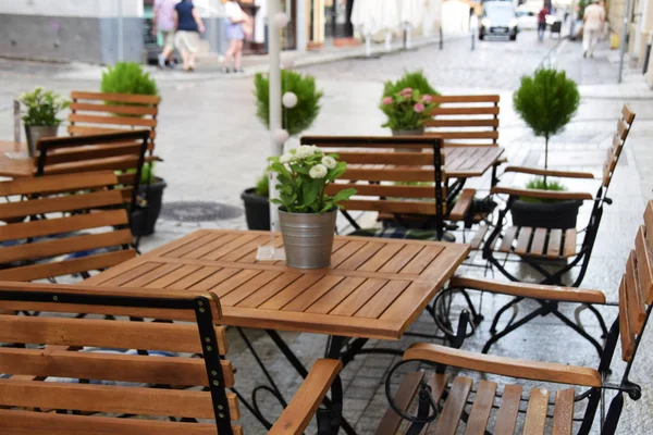sokakta boş sandalye ile ahşap masa