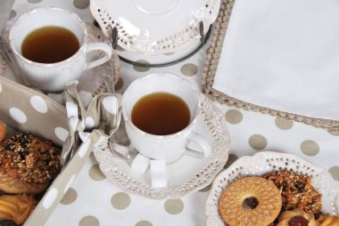 Kahvaltı için iki kişi çay kesme şeker ve küp şeker ile metin için boş alan kurabiye ev ile retro bir fincan