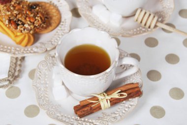 Kahvaltı için çerezler ile şeker ve vanilya çay ile Retro Kupası