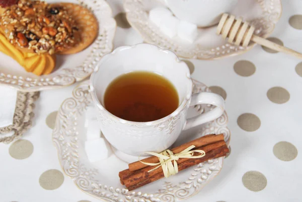 Kahvaltı için çerezler ile şeker ve vanilya çay ile Retro Kupası