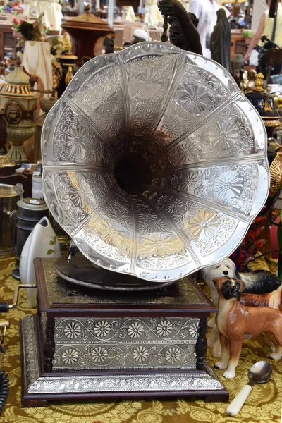 piyasa ahır vinil kaydı ile eski antika gramofon