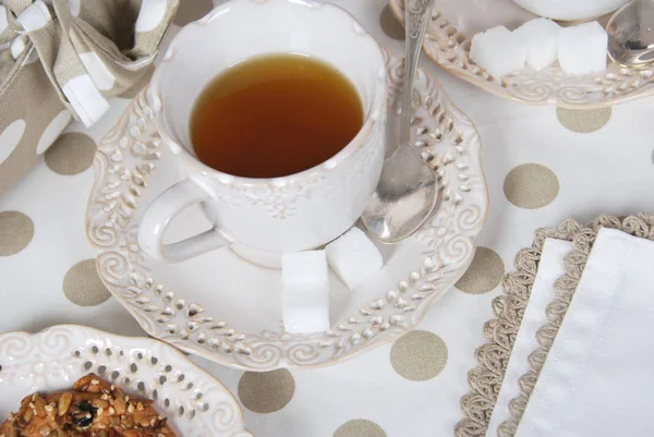 茶在复古杯子与糖立方体 糖立方体与自制曲奇饼 自由空间为文本 — 图库照片