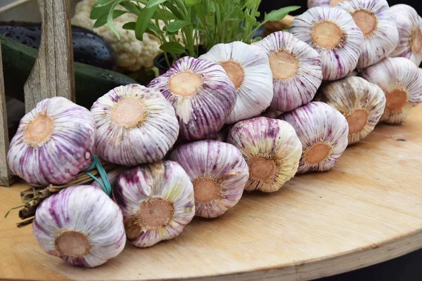 örgü sonraki bir ahşap kutu yeşil otlar ve sebze sarımsak