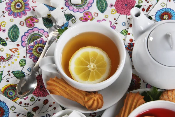 Лимонный Чай Лимоном Кубиками Сахара Кремовым Печеньем — стоковое фото